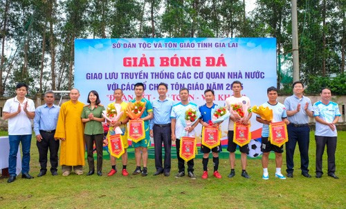 Ban tổ chức tặng hoa, cờ lưu niệm cho các đội bóng. Ảnh: Ngọc Nhuận ban-to-chuc-tang-hoa-co-luu-niem-cho-cac-doi-bongjpg.jpg