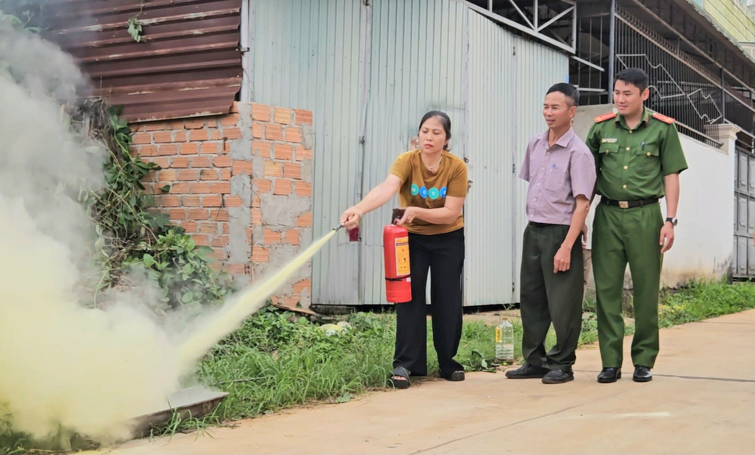 Phường Chi Lăng Tiên Phong Nâng Cao An Toàn PCCC Cộng Đồng 3 Người dân thực hành sử dụng bình chữa cháy
