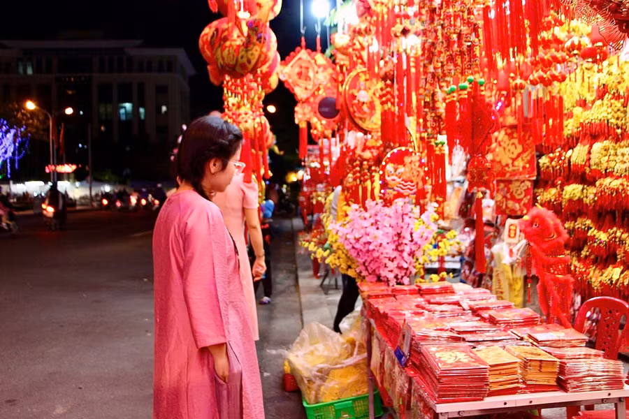 "Phố đèn lồng" có gần 10 hộ kinh doanh, ngoài những chiếc đèn lồng với nhiều kích cỡ, các chủ sạp còn bán thêm những cành hoa đào, hoa mai (hoa giả), bao lì xì hay các đồ trang trí nhà cửa dịp Tết.