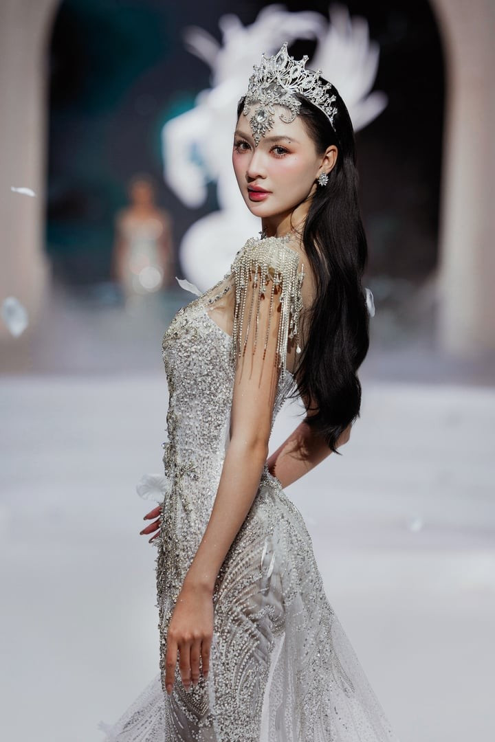 Á hậu Cẩm Ly – người từng được ví như “thần tiên tỷ tỷ” thế hệ mới cũng góp mặt trong show diễn. Á hậu Cẩm Ly – người từng được ví như “thần tiên tỷ tỷ” thế hệ mới cũng góp mặt trong show diễn.
