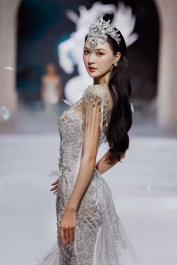 Á hậu Cẩm Ly – người từng được ví như “thần tiên tỷ tỷ” thế hệ mới cũng góp mặt trong show diễn.