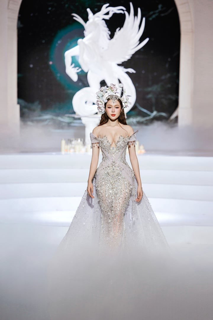 Người đảm nhận vai trò mở màn là Hoa hậu Kiều Duy – đương kim Hoa hậu Quốc gia Việt Nam. Kiều Duy được kỳ vọng sẽ là đại diện tiếp theo của Việt Nam tại Miss International 2025, nối tiếp thành tích của Hoa hậu Thanh Thủy. Người đảm nhận vai trò mở màn là Hoa hậu Kiều Duy – đương kim Hoa hậu Quốc gia Việt Nam. Kiều Duy được kỳ vọng sẽ là đại diện tiếp theo của Việt Nam tại Miss International 2025, nối tiếp thành tích của Hoa hậu Thanh Thủy.