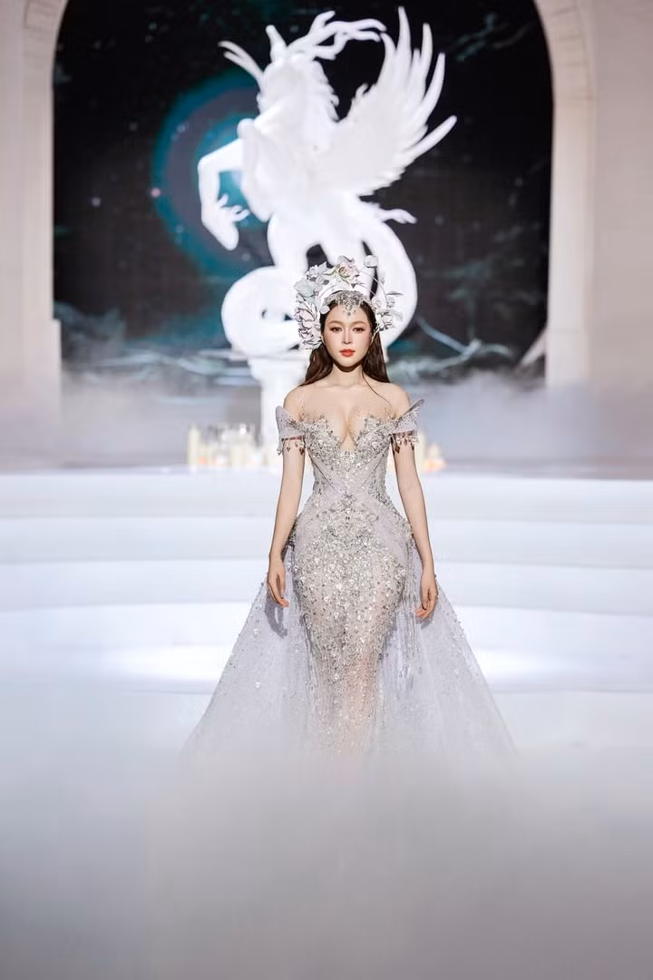 Người đảm nhận vai trò mở màn là Hoa hậu Kiều Duy – đương kim Hoa hậu Quốc gia Việt Nam. Kiều Duy được kỳ vọng sẽ là đại diện tiếp theo của Việt Nam tại Miss International 2025, nối tiếp thành tích của Hoa hậu Thanh Thủy.