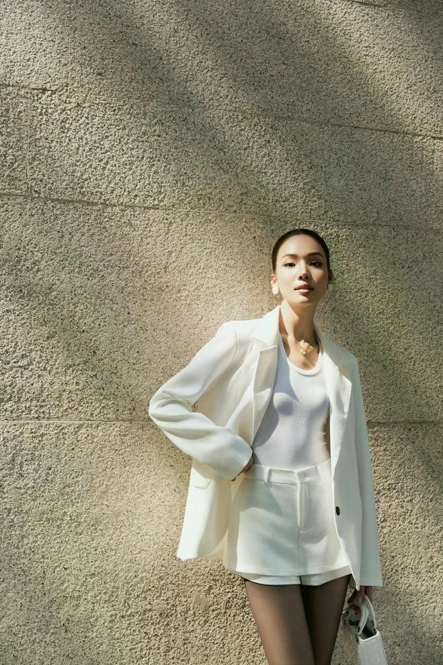 Sáng đi làm, chiều tan sở đi chơi mà chưa biết mặc gì thì hãy để bộ trang phục này gợi ý cho bạn. Vừa có sự tinh tế xen lẫn một chút cá tính, set blazer đứng phom phối cùng quần shorts giả váy mang đến cho nàng diện mạo đẳng cấp chuẩn trend mà không hề phô trương
