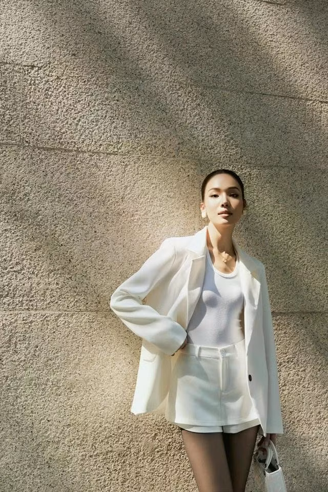 Sáng đi làm, chiều tan sở đi chơi mà chưa biết mặc gì thì hãy để bộ trang phục này gợi ý cho bạn. Vừa có sự tinh tế xen lẫn một chút cá tính, set blazer đứng phom phối cùng quần shorts giả váy mang đến cho nàng diện mạo đẳng cấp chuẩn trend mà không hề phô trương