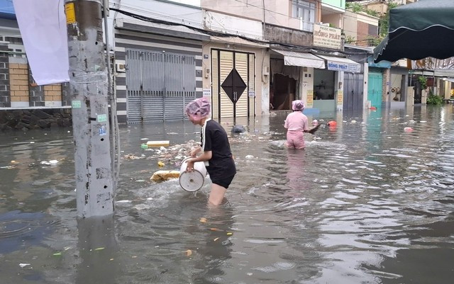 Mưa lớn kéo theo nhiều rác thải trên đường Dương Văn Cam, đoạn khu vực chợ Thủ Đức (TP Thủ Đức)