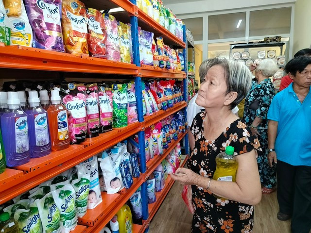 Trợ cấp hưu trí xã hội sẽ giúp cải thiện đời sống người lớn tuổi, nhất là người có thu nhập thấp, bấp bênh Trợ cấp hưu trí xã hội sẽ giúp cải thiện đời sống người lớn tuổi, nhất là người có thu nhập thấp, bấp bênh