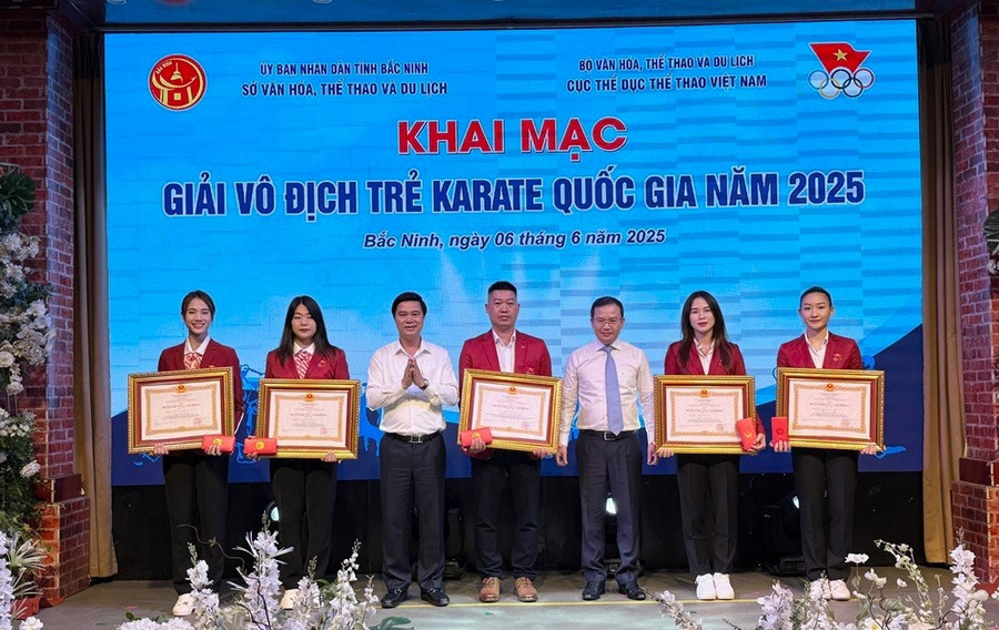 Các tuyển thủ karate Việt Nam được khen tặng Huân chương Lao động hạng Nhì. Ảnh: MINH MINH Các tuyển thủ karate Việt Nam được khen tặng Huân chương Lao động hạng Nhì. Ảnh: MINH MINH