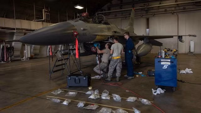 Những khí tài hiện đại như F-16 "cần có chuyên môn kỹ thuật cụ thể để bảo trì". Ảnh: DVIDSHUB