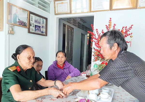 Cô Tư Lan sống hạnh phúc, vui vẻ bên con cháu trong căn nhà đầy ắp tiếng cười. Cô Tư Lan sống hạnh phúc, vui vẻ bên con cháu trong căn nhà đầy ắp tiếng cười.