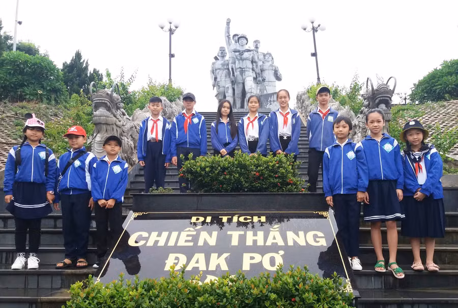 lien-doi-truong-tieu-hoc-va-thcs-nguyen-du-to-chuc-cho-doi-vien-thieu-nhi-tham-quan-tim-hieu-di-tich-chien-thang-dak-po-anh-hoa-bui.jpg