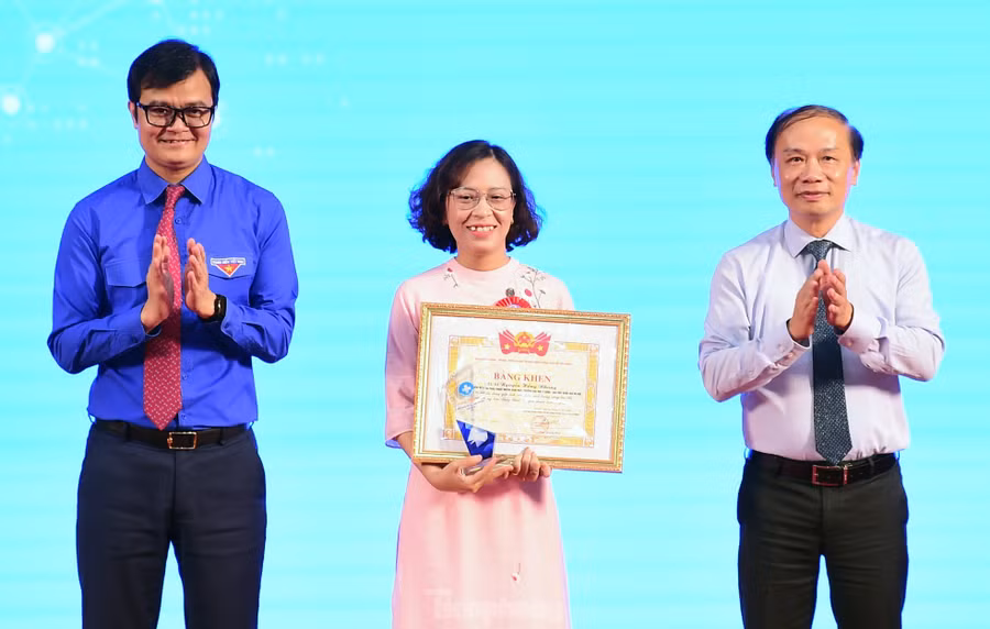 Tại chương trình, Phó Trưởng Ban Tuyên giáo và Dân vận Trung ương Phạm Tất Thắng và Bí thư thứ nhất T.Ư Đoàn Bùi Quang Huy trao tặng Bằng khen của Ban Chấp hành T.Ư Đoàn cho 10 Thầy thuốc trẻ Việt Nam tiêu biểu. Ảnh: Xuân Tùng
