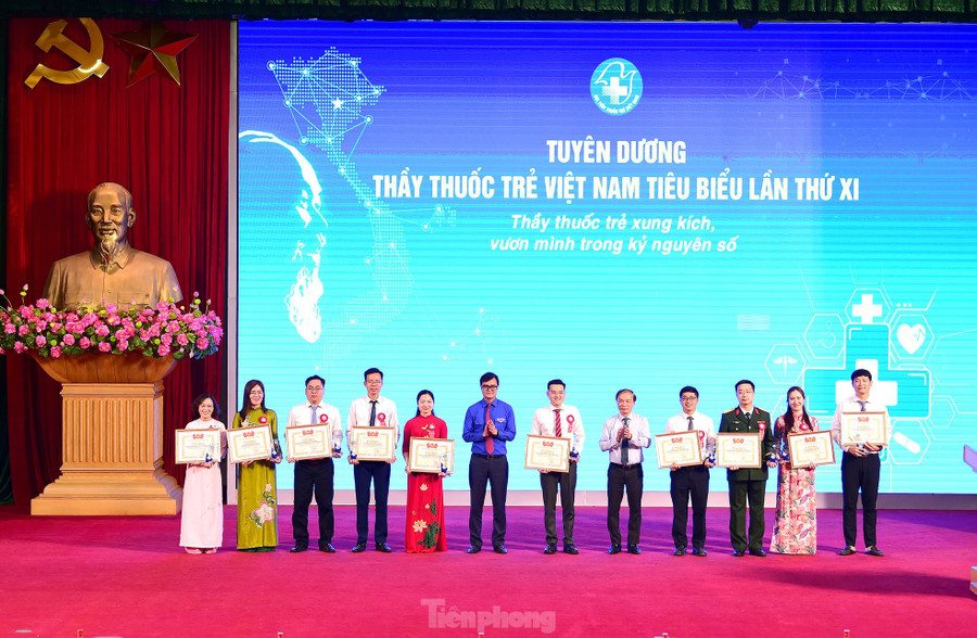 Ngày 10/5, tại Hưng Yên, Trung ương Hội Thầy thuốc trẻ Việt Nam tổ chức lễ tuyên dương Thầy thuốc trẻ Việt Nam tiêu biểu với chủ đề “Thầy thuốc trẻ xung kích, vươn mình trong kỷ nguyên số”. Các cá nhân được tuyên dương là điển hình tiêu biểu trong hoạt động y tế và đi đầu trong đổi mới sáng tạo, áp dụng công nghệ, chuyển đổi số trong hoạt động chuyên môn và tình nguyện. Ngày 10/5, tại Hưng Yên, Trung ương Hội Thầy thuốc trẻ Việt Nam tổ chức lễ tuyên dương Thầy thuốc trẻ Việt Nam tiêu biểu với chủ đề “Thầy thuốc trẻ xung kích, vươn mình trong kỷ nguyên số”. Các cá nhân được tuyên dương là điển hình tiêu biểu trong hoạt động y tế và đi đầu trong đổi mới sáng tạo, áp dụng công nghệ, chuyển đổi số trong hoạt động chuyên môn và tình nguyện.