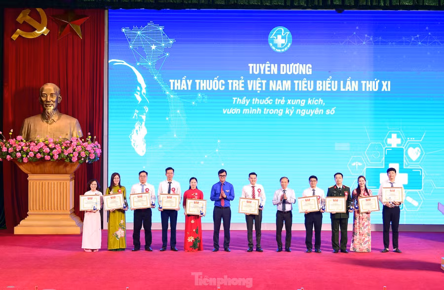 Ngày 10/5, tại Hưng Yên, Trung ương Hội Thầy thuốc trẻ Việt Nam tổ chức lễ tuyên dương Thầy thuốc trẻ Việt Nam tiêu biểu với chủ đề “Thầy thuốc trẻ xung kích, vươn mình trong kỷ nguyên số”. Các cá nhân được tuyên dương là điển hình tiêu biểu trong hoạt động y tế và đi đầu trong đổi mới sáng tạo, áp dụng công nghệ, chuyển đổi số trong hoạt động chuyên môn và tình nguyện.