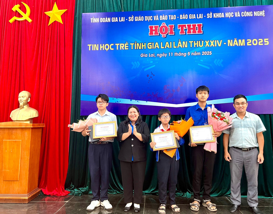 Ban tổ chức trao giải nhất cho các thí sinh đạt giải ở bảng A, C1, C2. Ảnh: M.N ban-to-chuc-trao-giai-nhat-cho-cac-thi-sinh-dat-giai-o-bang-a-c1-c2-anh-mn.jpg