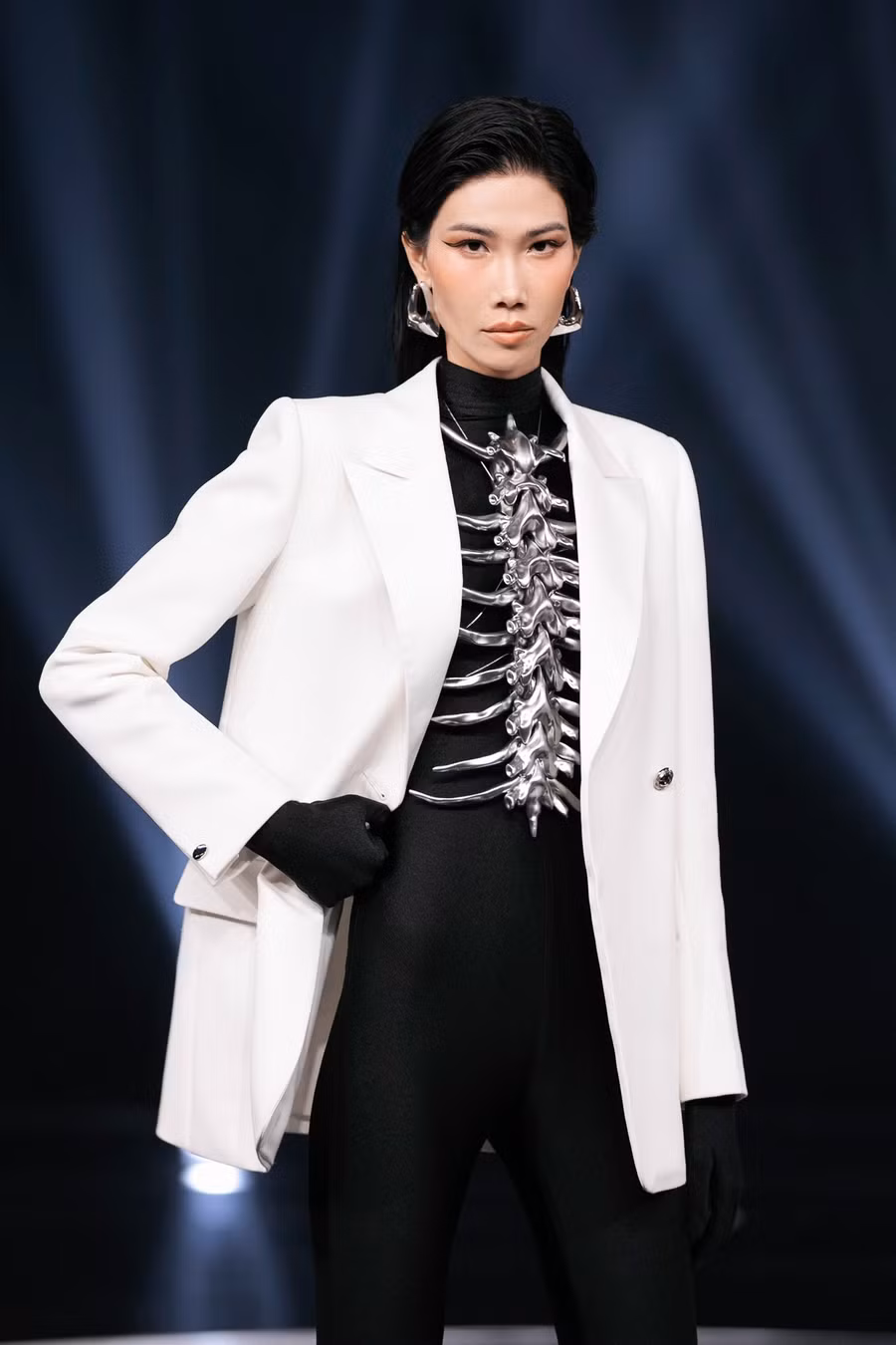 Người mẫu Kim Phương trình diễn trang phục menswear với điểm nhấn là phần khung xương kim loại lấy cảm hứng từ phim khoa học viễn tưởng.