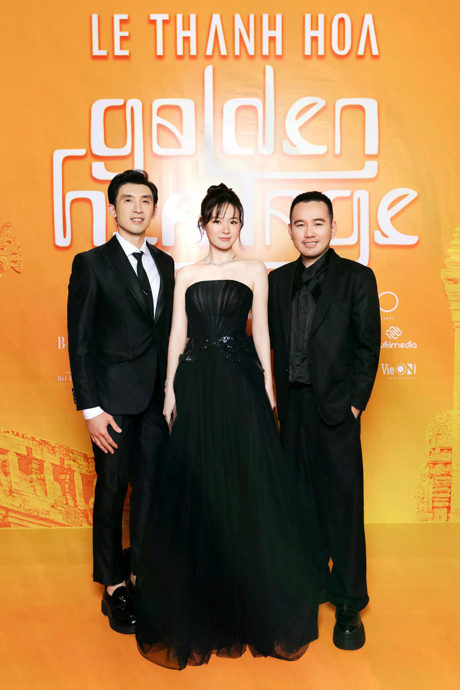 Midu được chồng thiếu gia hộ tống đến sự kiện. Sau khi kết hôn, diễn viên Thiên mệnh anh hùng có cuộc sống kín tiếng, thỉnh thoảng chia sẻ khoảnh khắc tình cảm bên người bạn đời