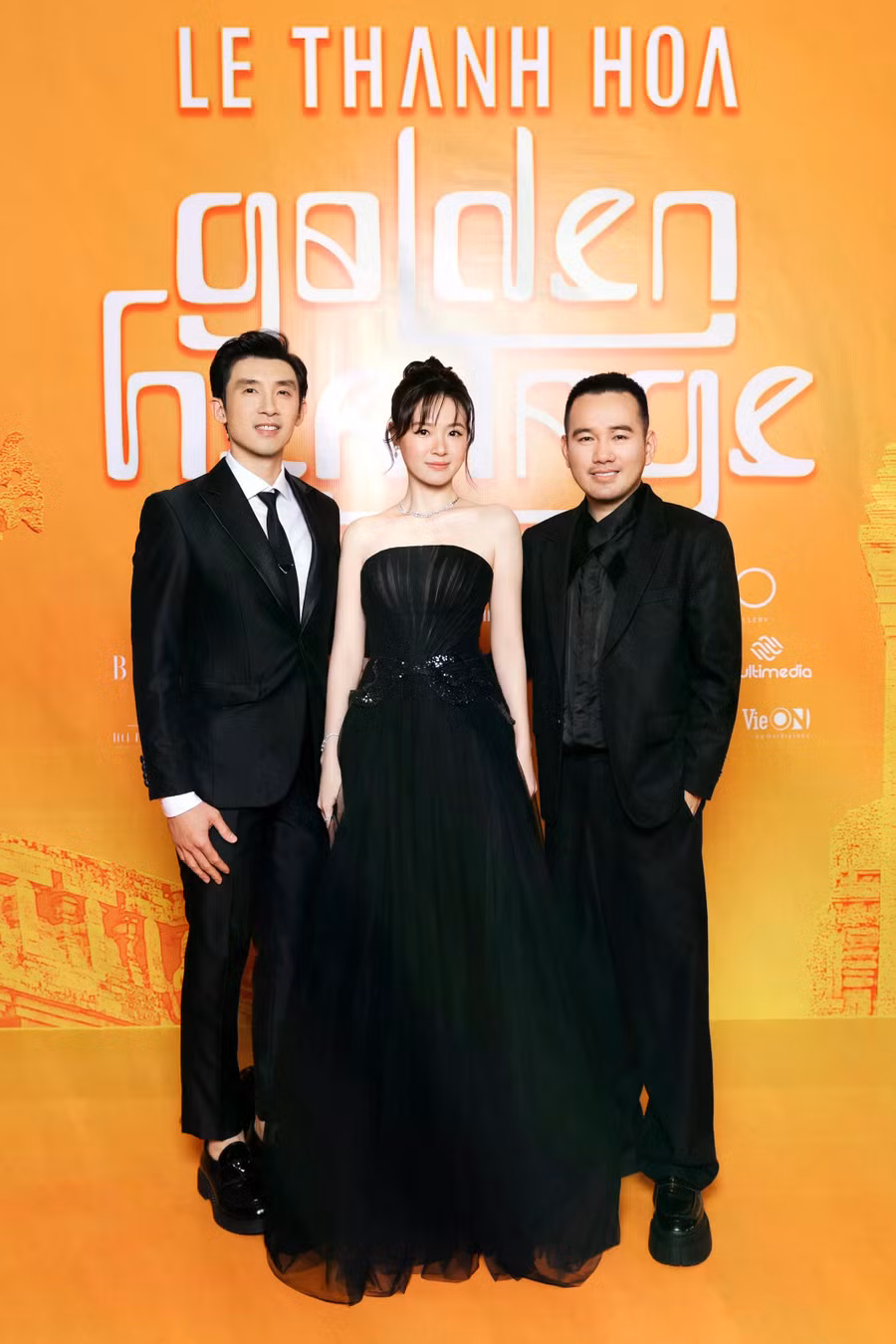 Midu được chồng thiếu gia hộ tống đến sự kiện. Sau khi kết hôn, diễn viên Thiên mệnh anh hùng có cuộc sống kín tiếng, thỉnh thoảng chia sẻ khoảnh khắc tình cảm bên người bạn đời