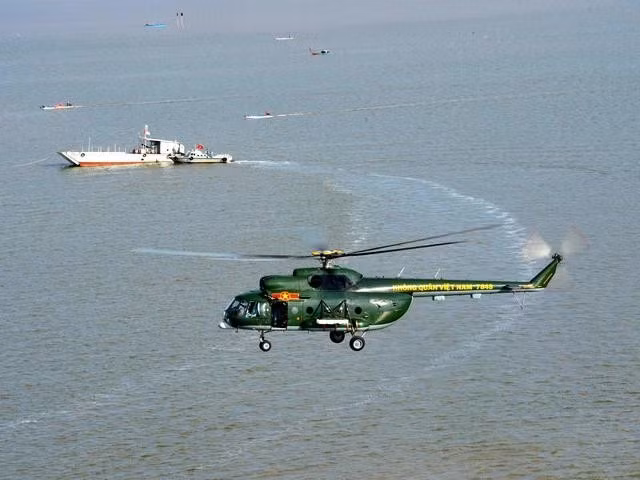 Trực thăng quân sự của Trung đoàn 917 phối thuộc với các tàu đổ bộ của Vùng 5 Hải quân