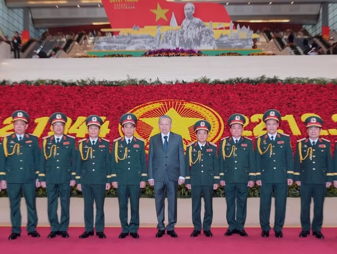 Tổng Bí thư Tô Lâm với lãnh đạo Quân ủy Trung ương, Bộ Quốc phòng dự Lễ kỷ niệm. (Ảnh: Trọng Đức/TTXVN)