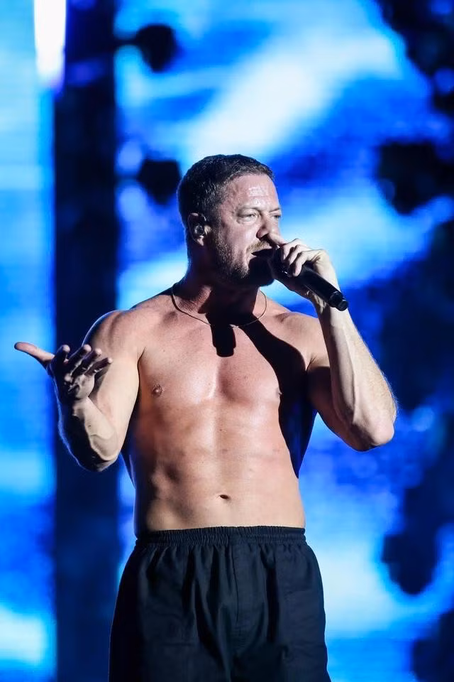 Dan Reynolds khiến khán giả "nổi da gà" khi khoe giọng hát đầy nội lực xuyên suốt khoảng 1 tiếng đứng trên sân khấu. Với chất giọng khàn ấm đặc trưng và kỹ thuật trình diễn "nuốt đĩa", giọng ca 8X không chỉ hát mà còn truyền tải trọn vẹn cảm xúc của từng ca khúc cùng những "chiêu trò" và cú twist bất ngờ trên sân khấu