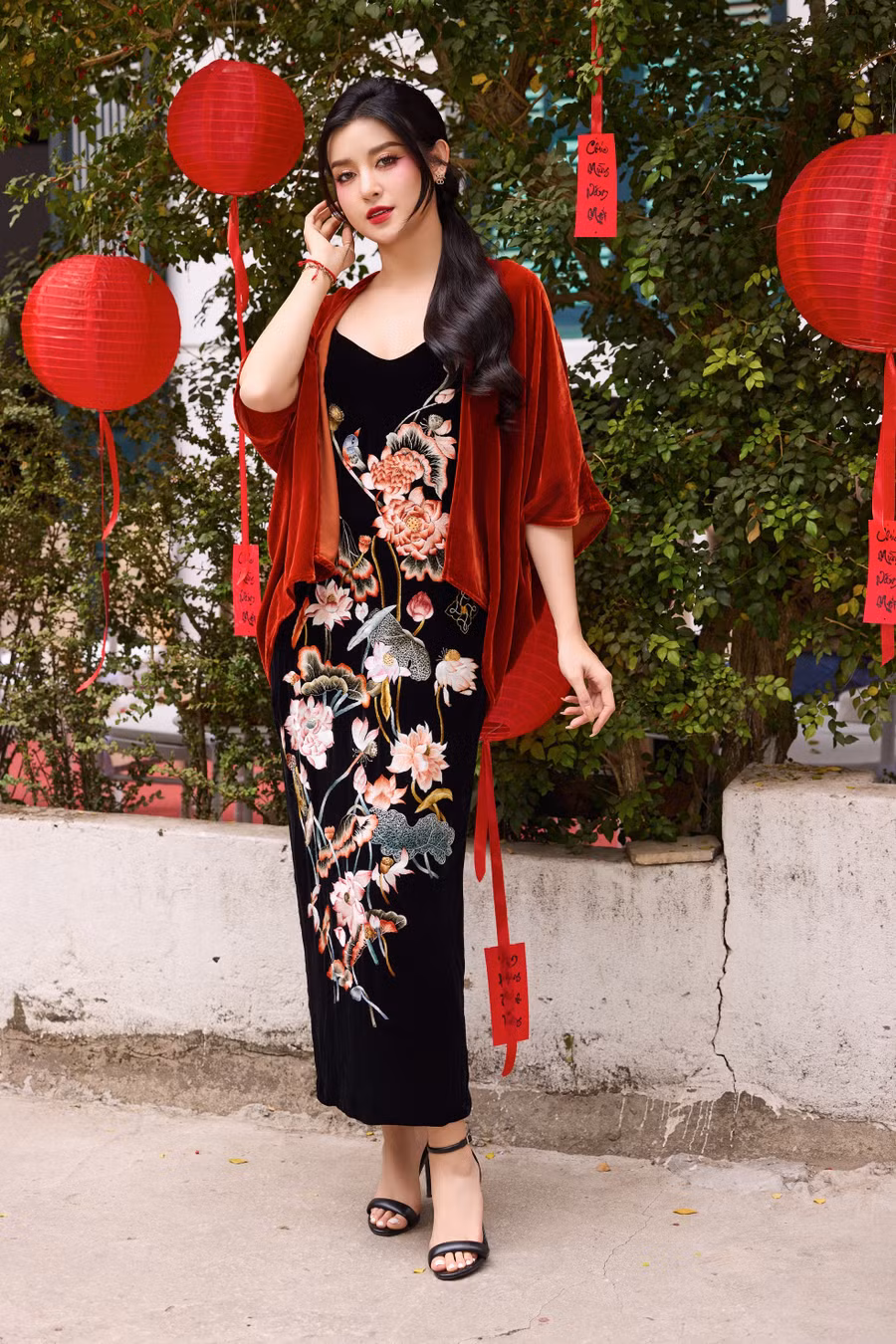 Trong cuộc trò chuyện với Tiền Phong vào dịp đầu năm mới, á hậu Huyền My cho biết hiện cô và gia đình đã chuyển nhà tới vùng ngoại ô Hà Nội, cách xa thành phố bụi bặm, ồn ào. Nhiều năm gần đây, Huyền My vắng bóng khỏi showbiz và sống hướng nội hơn. Á hậu Việt Nam 2014 nói cô muốn dành thời gian cho gia đình, bạn bè sau nhiều năm lăn lộn showbiz. Người đẹp khẳng định không nuối tiếc hào quang của giới giải trí vì đã có thanh xuân rực rỡ.