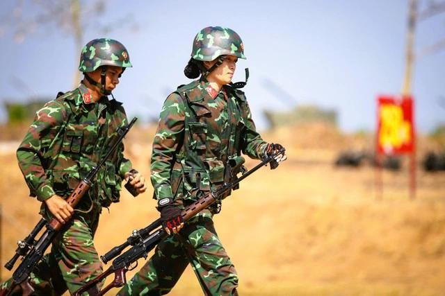 Nữ chiến sĩ đặc công vào vị trí bắn tỉa, trên thao trường Lữ đoàn đặc công 429