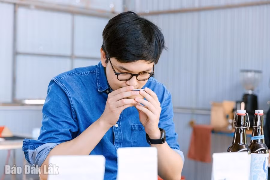 Cảm nhận hương thơm đặc trưng của cà phê trước khi thưởng thức.