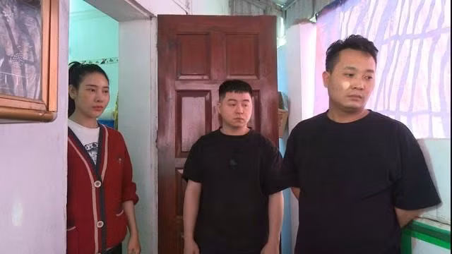 Các đối tượng Phạm Thu Thảo, Nguyễn Hoàng Sơn, Nguyễn Văn Thủy (từ trái qua) bị bắt giữ