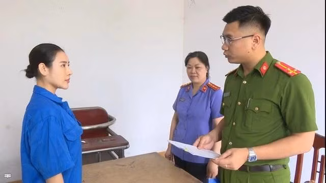 Tống đạt quyết định tố tụng đối với Phạm Thu Thảo