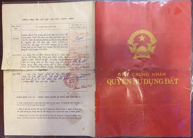 Sổ đỏ cũ thửa đất số 875 vẫn đang được gia đình ông Nguyễn Đình Nguyên cất giữ