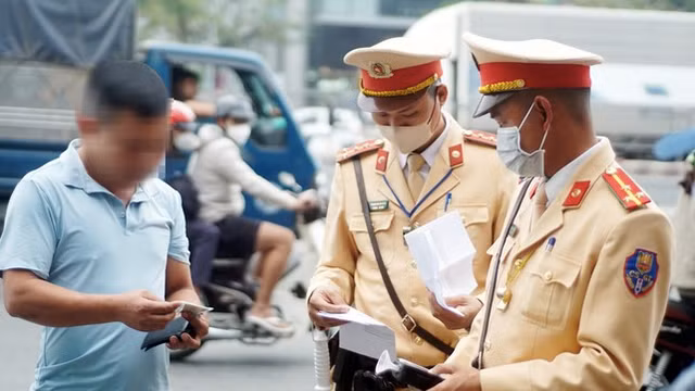 Lực lượng CSGT làm việc với người tham gia giao thông