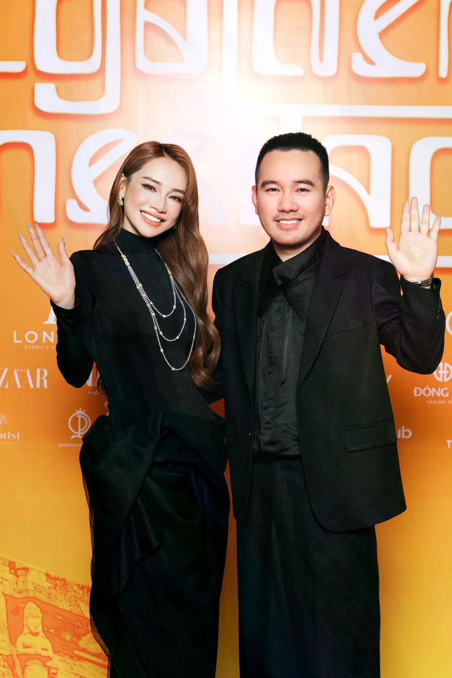 Không giống những mỹ nhân khác, Nhã Phương chọn thiết kế kín đáo, có mặt từ sớm để ủng hộ Lê Thanh Hòa. Nhan sắc trẻ trung của vợ Trường Giang khiến nhiều người phải xuýt xoa