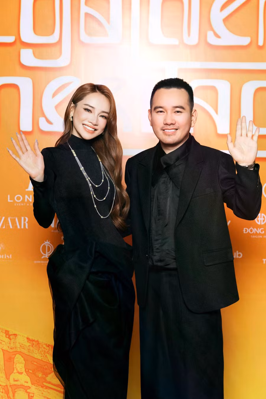 Không giống những mỹ nhân khác, Nhã Phương chọn thiết kế kín đáo, có mặt từ sớm để ủng hộ Lê Thanh Hòa. Nhan sắc trẻ trung của vợ Trường Giang khiến nhiều người phải xuýt xoa