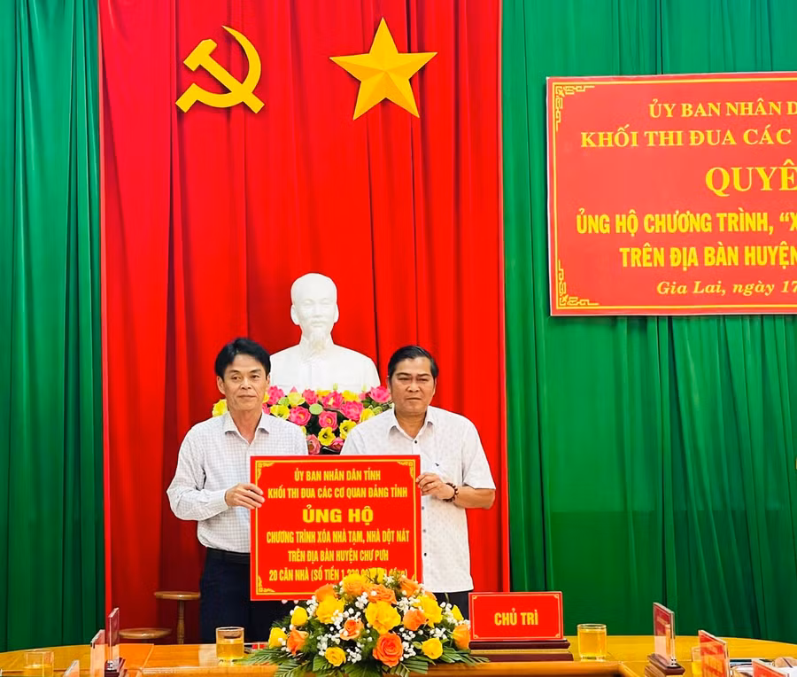 khoi-thi-dua-cac-co-quan-dang-tinh-trao-kinh-phi-ho-tro-xoa-nha-tam-nha-dot-nat-cho-dai-dien-huyen-uy-chu-puh.jpg