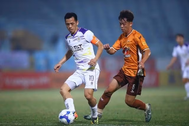 Văn Quyết (áo trắng) không gồng gánh được hàng công CLB Hà Nội