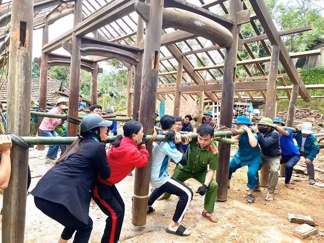 Hàng ngàn bạn trẻ ở Quảng Bình đang chung tay thực hiện hoàn thành 20.000 ngày công xóa nhà tạm, nhà dột nát