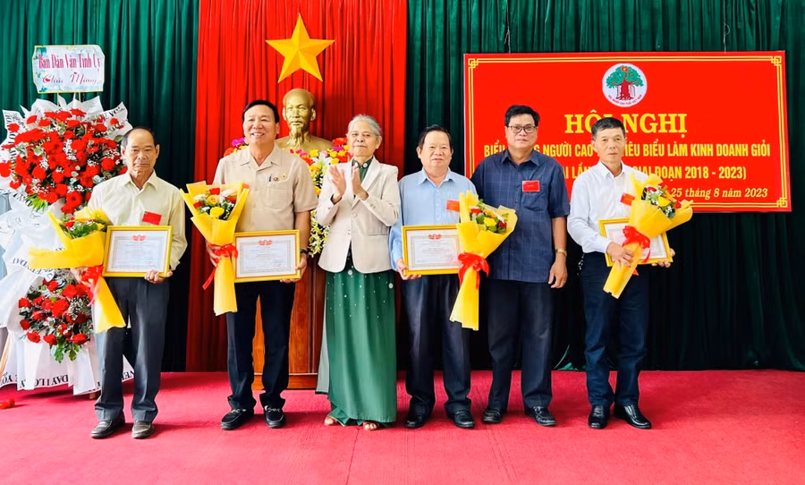 ban-dai-dien-hoi-nct-tinh-khen-thuong-nct-san-xuat-kinh-doanh-gioi-giai-doan-2018-2023-anh-phan-lai-6170.jpg