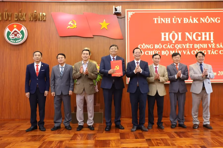 Tỉnh Đắk Nông hoàn thành , sắp xếp tổ chức bộ máy. Trong ảnh, toàn cảnh Hội nghị công bố các quyết định về sắp xếp tổ chức bộ máy. Ảnh: AX