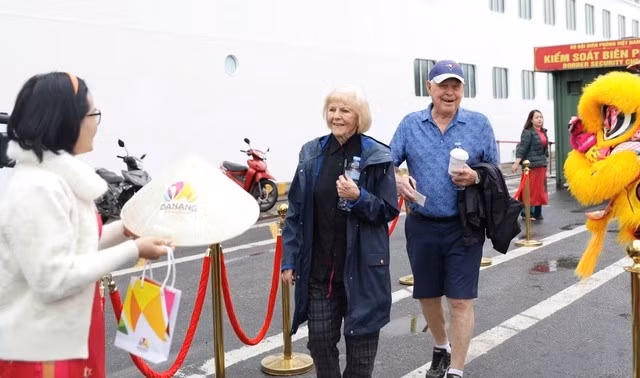 Khách nước ngoài được tặng nón lá khi đặt chân đến Đà Nẵng vào ngày đầu năm mới Ất Tỵ