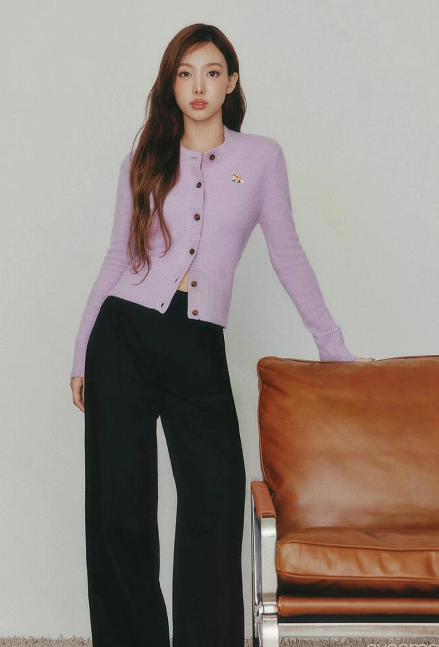 Áo len có thể kết hợp với nhiều loại trang phục khác nhau như quần jean, chân váy, quần tây, tạo nên những set đồ đa phong cách