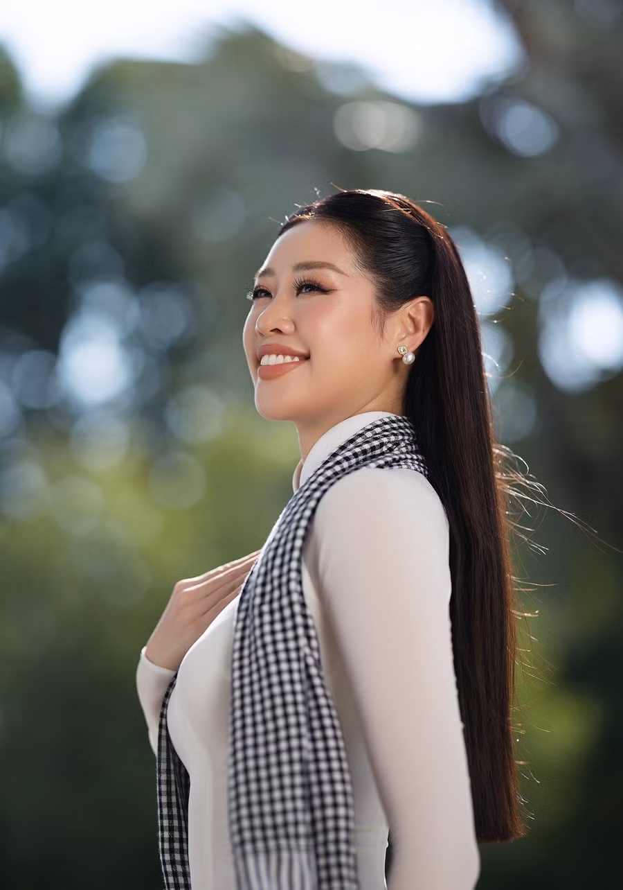 "50 năm - một chặng đường lịch sử đáng tự hào", Khánh Vân chia sẻ. Cô được chồng chụp bộ ảnh mặc áo dài trắng, đeo khăn rằn khi đến thăm nhiều di tích lịch sử ở TPHCM.