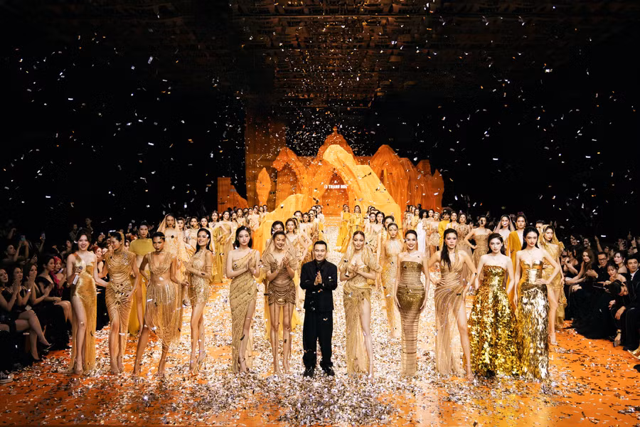 Với Golden Heritage, Lê Thanh Hòa vừa tốt nghiệp Thủ khoa Thạc sĩ cho đề tài nghiên cứu ứng dụng nghệ thuật trang trí điêu khắc Champa vào thiết kế thời trang và đưa những giá trị văn hóa, nghệ thuật đến gần hơn với công chúng và thế hệ trẻ qua show diễn Resort 2025