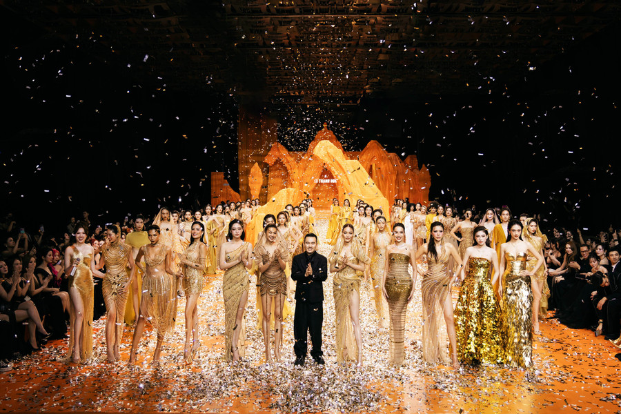 Với Golden Heritage, Lê Thanh Hòa vừa tốt nghiệp Thủ khoa Thạc sĩ cho đề tài nghiên cứu ứng dụng nghệ thuật trang trí điêu khắc Champa vào thiết kế thời trang và đưa những giá trị văn hóa, nghệ thuật đến gần hơn với công chúng và thế hệ trẻ qua show diễn Resort 2025