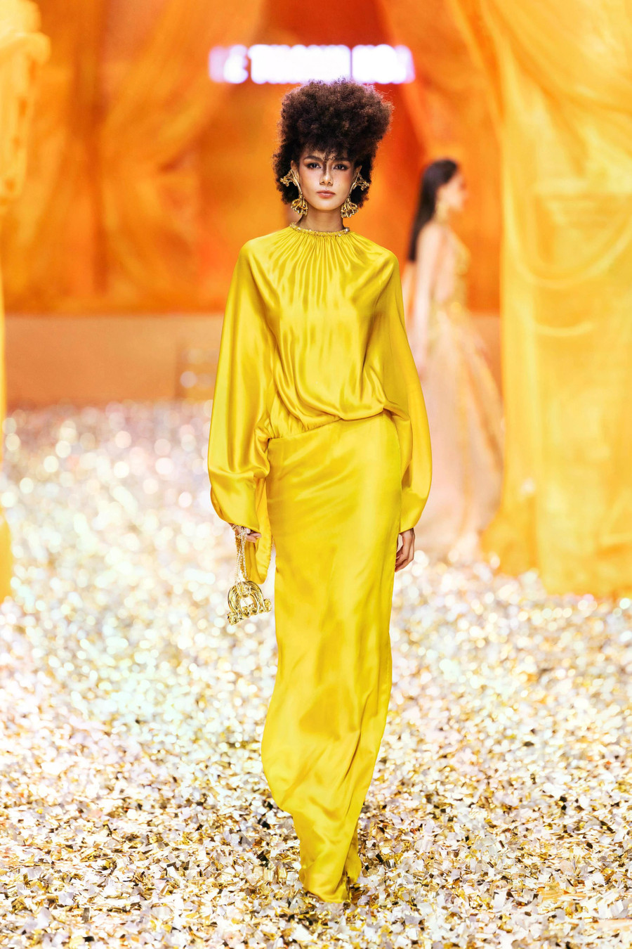 Golden Heritage bao gồm hơn 60 thiết kế mãn nhãn, ấn tượng lấy tông màu vàng gold làm màu sắc chủ đạo. Bộ sưu tập được phát triển từ luận án tốt nghiệp Thạc sĩ chuyên ngành Mỹ thuật Ứng dụng bao gồm 12 mẫu thiết kế của Lê Thanh Hòa