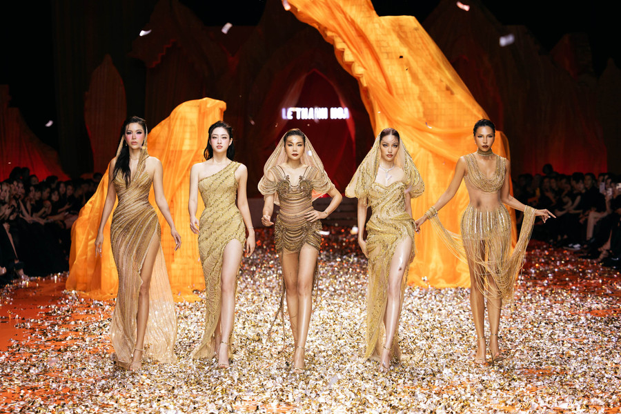 Màn trình diễn của 5 &quot;cô gái chân dài&quot; Minh Tú, Lương Thùy Linh, Thanh Hằng, Lan Khuê, Minh Triệu (từ trái sang) làm bùng nổ sàn catwalk Golden Heritage