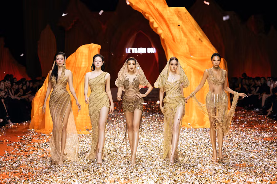 Màn trình diễn của 5 "cô gái chân dài" Minh Tú, Lương Thùy Linh, Thanh Hằng, Lan Khuê, Minh Triệu (từ trái sang) làm bùng nổ sàn catwalk Golden Heritage