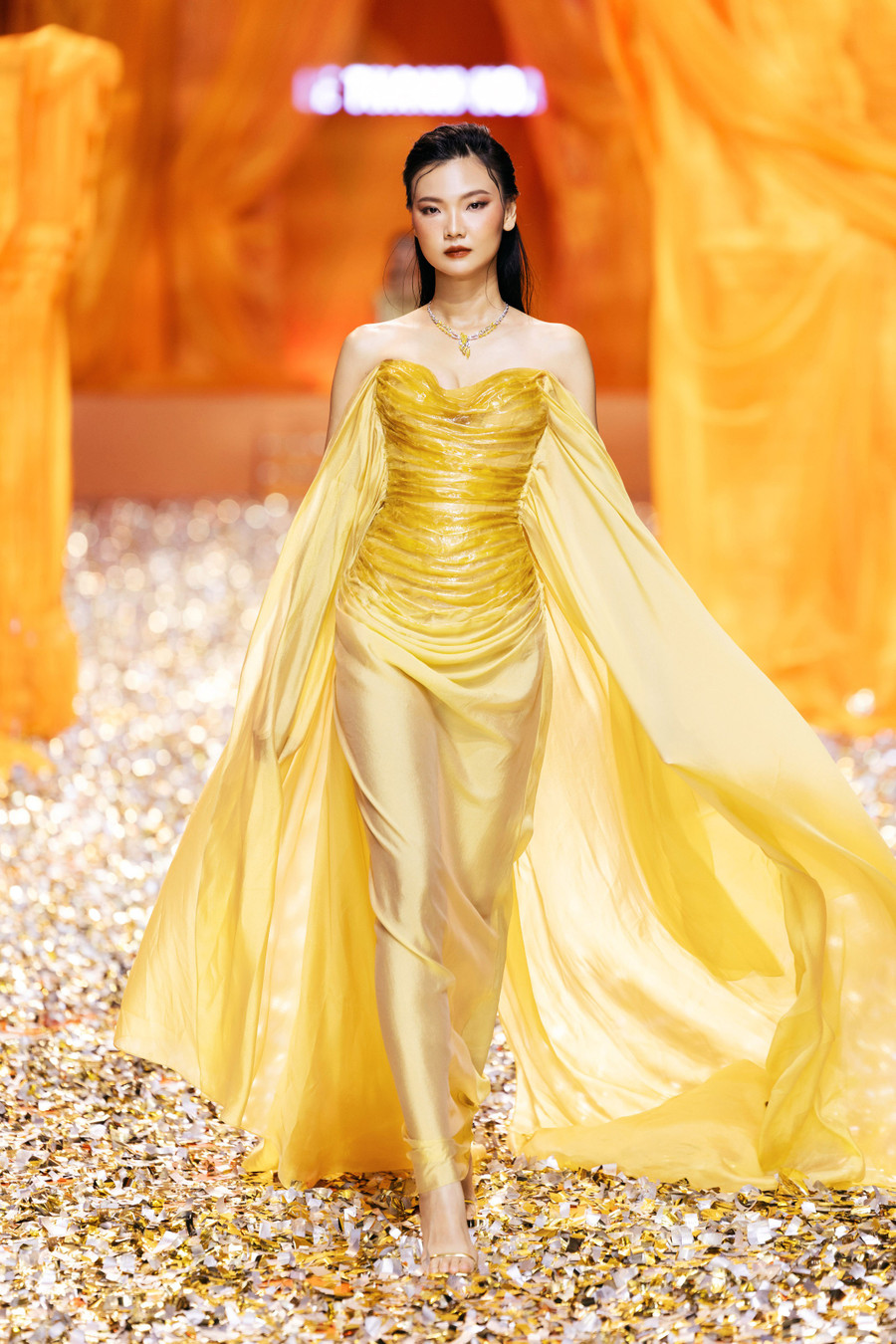 Các thiết kế đầm dạ hội đính kết, đầm maxi bay bổng từ lụa, đầm mini... được gửi gắm nhiều kỹ thuật thủ công từ bàn tay của các nghệ nhân lành nghề