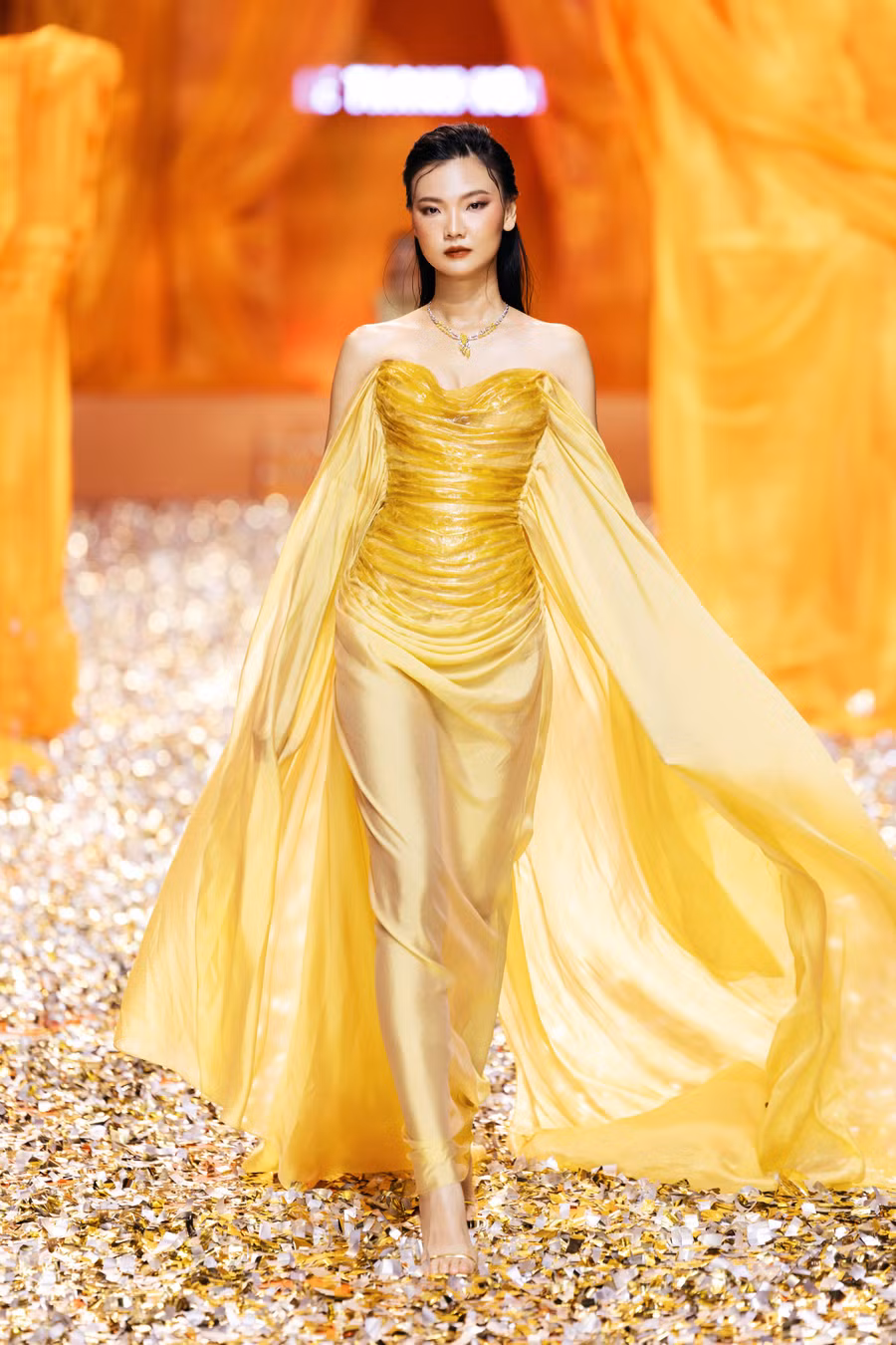 Các thiết kế đầm dạ hội đính kết, đầm maxi bay bổng từ lụa, đầm mini... được gửi gắm nhiều kỹ thuật thủ công từ bàn tay của các nghệ nhân lành nghề