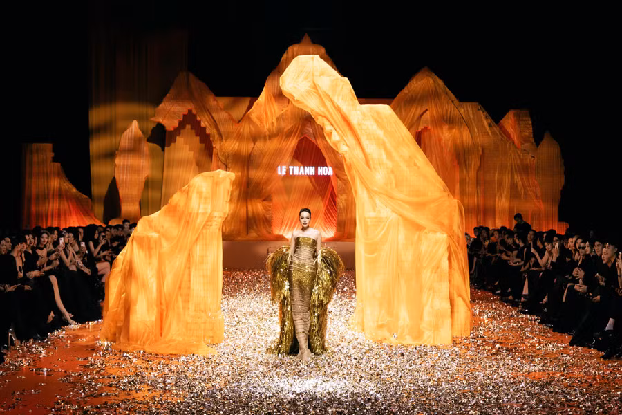 Sàn diễn được đạo diễn Long Kan đầu tư dàn dựng công phu, mang đến ấn tượng đặc biệt với những tiểu cảnh tái hiện không gian kiến trúc Champa cổ